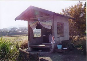 地蔵堂の三方の壁はブロック製