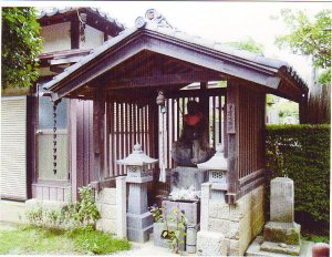 延命地蔵堂の境内の疣とり地蔵