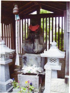 地蔵の前にはお礼の砂糖が奉納されています