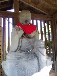 地蔵の口のまわりは砂糖が塗られて黒くなっています