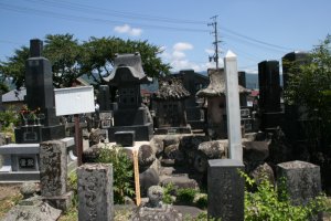 徳本の墓は墓地の北東部にあります
