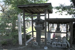 岡谷市文化財の尼堂墓地の石幢
