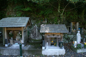 小川地蔵尊の後方に疣地蔵尊