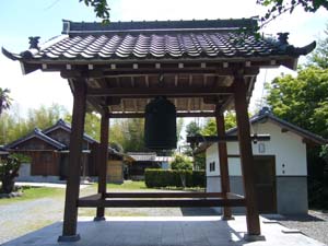 境内の右側にある鐘つき堂