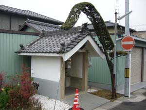 地蔵堂(左前方から)