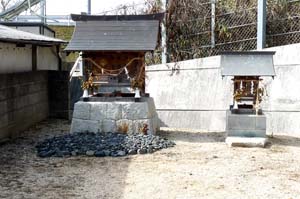 向って左のお社がおしめさま・おしめ神社