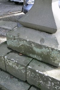 石燈籠の石を削った跡(Yさまから頂いた写真)