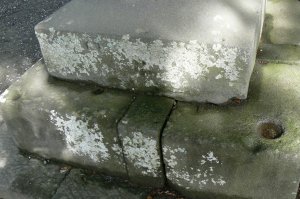 石燈籠の削り跡の拡大(Yさまから頂いた写真)