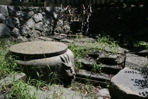 石燈籠は龍の湧き水の手前にあります