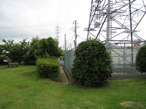 公園西側の正門から高圧線鉄塔の金網沿いの細い道を通り公園裏に抜ける