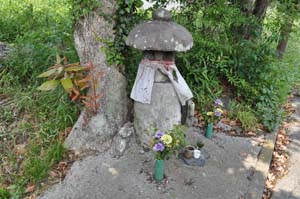 向って左横から眺めた六地蔵