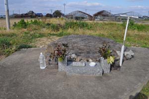 正面から眺めた平霊石