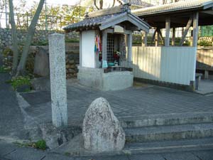 向って左前方から眺めた桜鐘地蔵堂