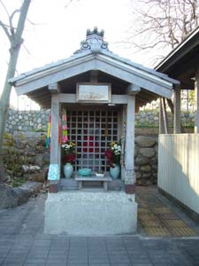 正面から見た桜鐘地蔵堂
