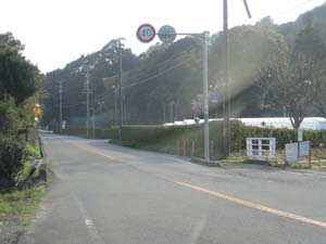 地蔵は県道79号線の日本曹達側にあります