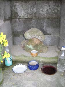中央の石の塊がいぼとり地蔵