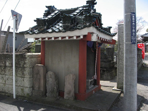 向かって左方向から眺めた地蔵堂