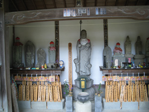 地蔵菩薩像を中心に１０体の石仏
