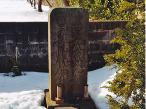 お堂左側の石碑には南無阿弥陀仏とあり