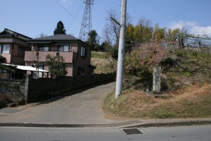 馬場坂の石碑のあるところから坂を上る