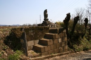 馬場坂の途中にいぼ神様(正面から)