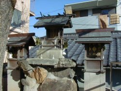真ん中の社がいぼ神様で向かって右の社が津島神社