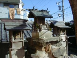 真ん中の社がいぼ神様で向かって左が秋葉神社