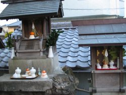 このお正月のいぼ神様の写真をTさんが送ってくれました。向かって左の社がいぼ神様