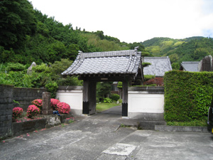 山門前の花が季節を感じさせます