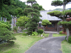 浄蓮寺の本堂の向って左前に五輪さん