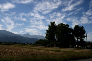 行人の森の後方に北アルプスの常念岳