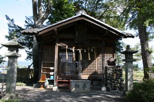 行人様のお堂の正面