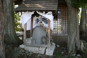 お堂の裏に行人塚がありました。
