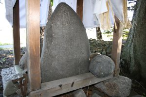 行人塚の正面