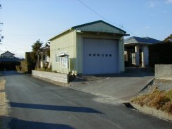 浜部公民館、中央の防災倉庫の裏に旧安楽寺仏堂がある