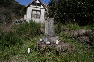 草むらの中の播磨のばあさまのお墓