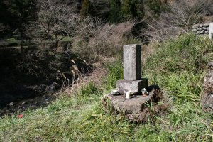 お墓の前に小河内川が流れている
