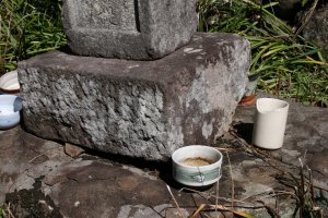 茶碗が奉納されていた