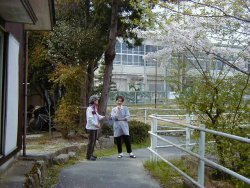 いぼ塚の地主の加納様の奥様にいぼ塚のことを尋ねました。