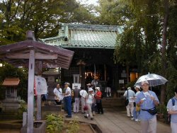 妙見堂正面、江戸歴史散歩に参加の皆様