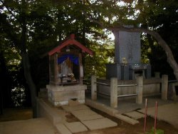 右がチャンギー受難者慰霊碑、左がいぼとり地蔵祠