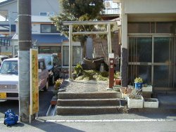 西町の街中の片隅にひっそりとある蛙石