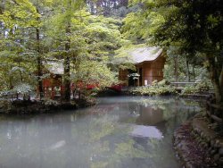 いぼとり池を右方向から撮影、中央右が宗像社、左が八王子社