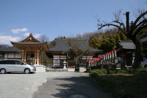 曹洞宗大珠山香雲寺の本堂、右に六地蔵、左に鐘楼