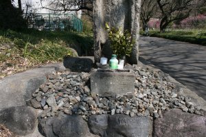 地蔵前の小石でイボをこするとイボが取れるといわれている