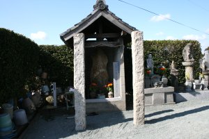 正面から見たいぼ神様の庚申様の祠