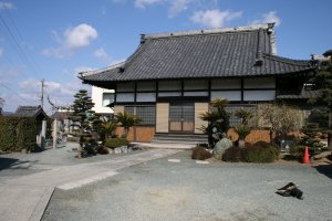 御本堂の向かって左に庚申様の祠