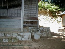 正面からみたいぼ石