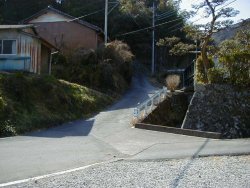 旧沼久保小跡地から細い道を下って最初の道を右折するといぼ神さん