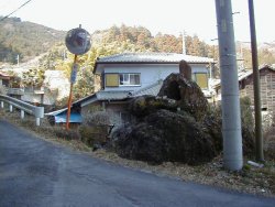 道路わきの異様な石が疣神さん
